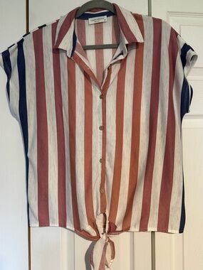 Women’s Modern Attraction button down short sleeve shirt